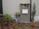 石貼りのオープン外構で 明るいエントランスになりました