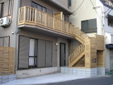 カメさんレリーフの木製階段 二世帯住居リフォーム