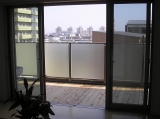 温かな雰囲気の マンションバルコニーデッキ