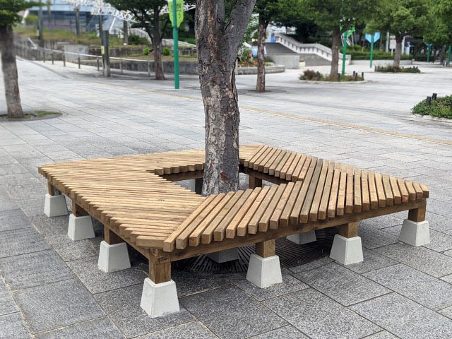 キャンプ場の木製テーブルセット