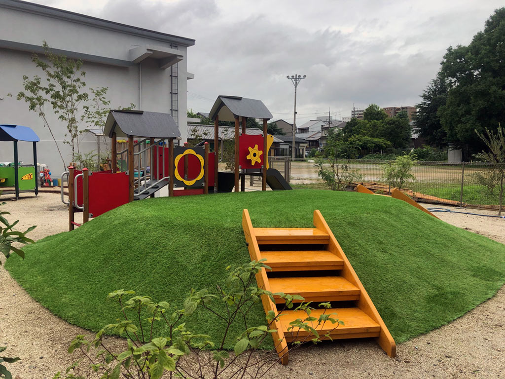 幼稚園・保育園・学校施設のウッドデッキと人工芝