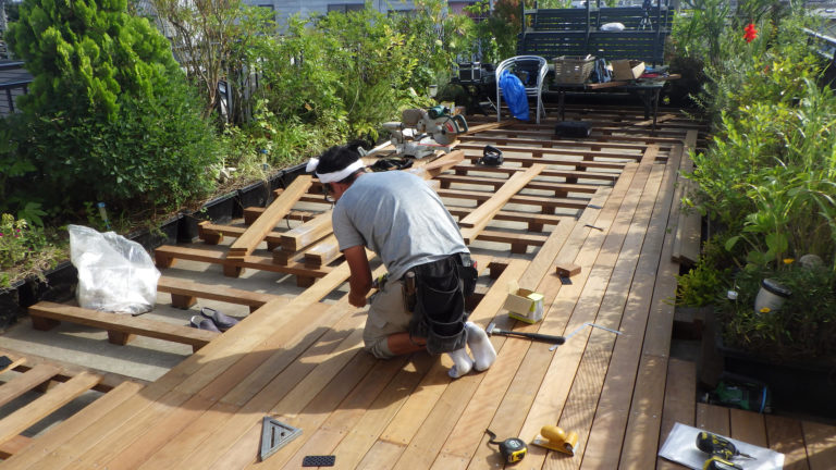 短い材を活用した屋上デッキのリニューアル施