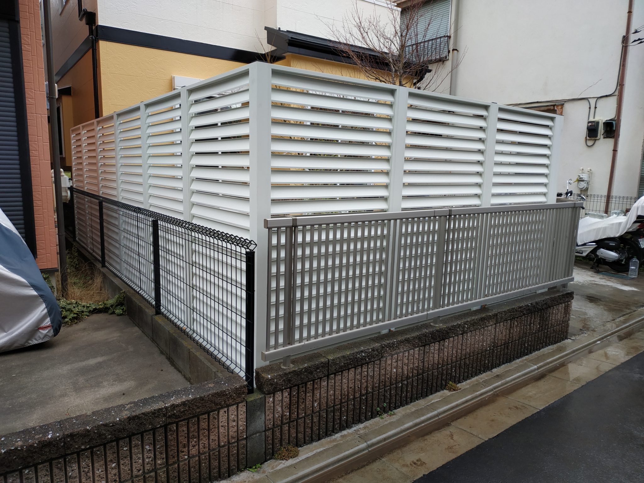 アルミの目隠しフェンス 東京都K様 境界線のフェンス, ボーダーフェンス プライベート空間, おしゃれ, 白いフェンス | ウッドデッキ専門