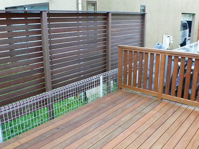 イペのシンプルな ウッドデッキ